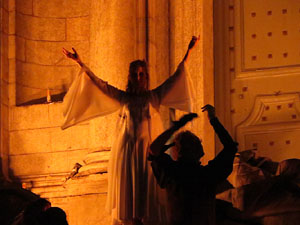 Temps de Flors 2016. Espectacle Lymbus, a c&agrave;rrec de Comediants, a les escales de Sant Feliu