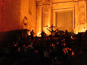 Temps de Flors 2016. Espectacle Lymbus, a c&agrave;rrec de Comediants, a les escales de Sant Feliu