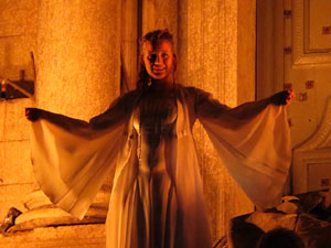 Temps de Flors 2016. Espectacle Lymbus, a c&agrave;rrec de Comediants, a les escales de Sant Feliu