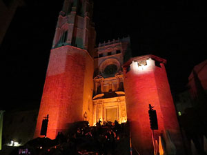 Temps de Flors 2016. Espectacle Lymbus, a c&agrave;rrec de Comediants, a les escales de Sant Feliu