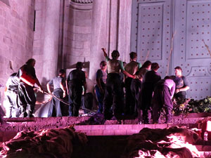 Temps de Flors 2016. Espectacle Lymbus, a c&agrave;rrec de Comediants, a les escales de Sant Feliu