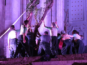 Temps de Flors 2016. Espectacle Lymbus, a c&agrave;rrec de Comediants, a les escales de Sant Feliu