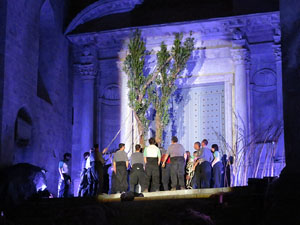 Temps de Flors 2016. Espectacle Lymbus, a c&agrave;rrec de Comediants, a les escales de Sant Feliu