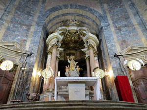 Temps de Flors 2016. Esgl&eacute;sia de Sant Feliu. La nau i les capelles laterals