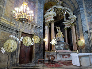 Temps de Flors 2016. Esgl&eacute;sia de Sant Feliu. La nau i les capelles laterals