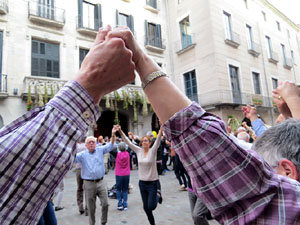 Temps de Flors 2016. Sardanes a la pla&ccedil;a del Vi amb la cobla Flama de Farners