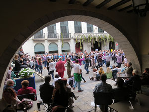 Temps de Flors 2016. Sardanes a la pla&ccedil;a del Vi amb la cobla Flama de Farners