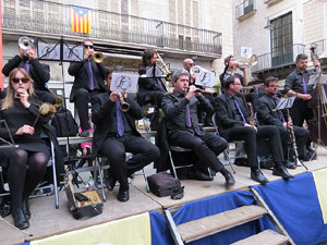 Temps de Flors 2016. Sardanes a la pla&ccedil;a del Vi amb la cobla Flama de Farners