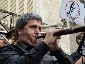 Temps de Flors 2016. Sardanes a la pla&ccedil;a del Vi amb la cobla Flama de Farners