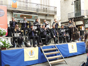 Temps de Flors 2016. Sardanes a la pla&ccedil;a del Vi amb la cobla Flama de Farners