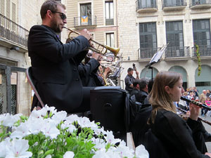 Temps de Flors 2016. Sardanes a la pla&ccedil;a del Vi amb la cobla Flama de Farners