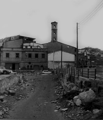La Torre de les Aig&uuml;es durant les obres de construcci&oacute; de la pla&ccedil;a de la Constituci&oacute; final de la d&egrave;cada dels 80