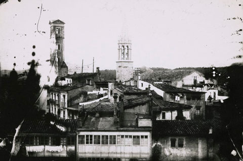 Vista parcial del barri del Mercadal. S'observa, en un primer pla, la f&agrave;brica Gr&ograve;ber, els magatzems i les xemeneies. Al fons, a la part central, el campanar neog&ograve;tic de l'esgl&eacute;sia de Santa Susanna del Mercadal i la Torre de les Aig&uuml;es