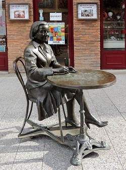 Est&agrave;tua a la pla&ccedil;a de Santa Cec&iacute;lia