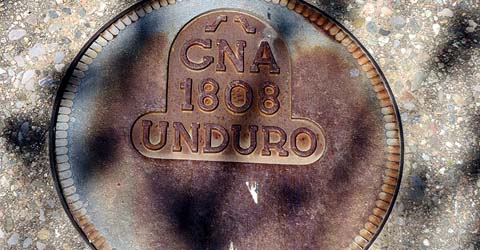 Escultura de la moneda del duro de Girona inclosa al s&ograve;l de la pla&ccedil;a de l'U d'octubre de 2017