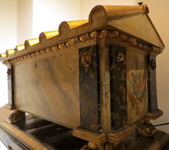 Sepulcre provisional d'&Aacute;lvarez de Castro. Ca. 1810. Fusta policromada i metall