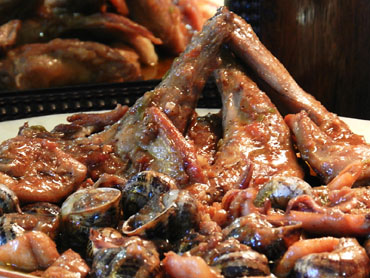 El conill amb cargols, al plat