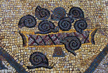 Cargols en una plata. Mosaic segle IV. Basílica d'Aquileia