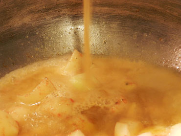 Abocant el fumet a les patates