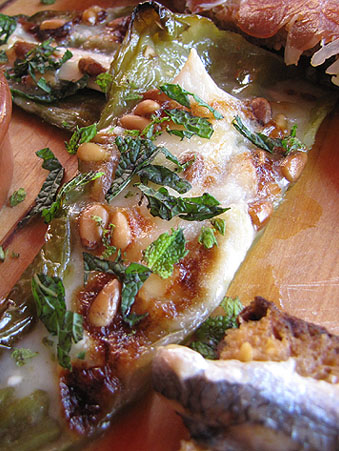 Pebrot verd escalivat amb formatge, pinyons i menta