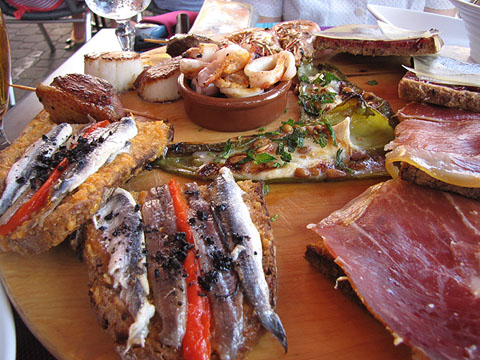 Menú d'agost. Anxoves, seitons, calamars, magret. vieires, pernil...