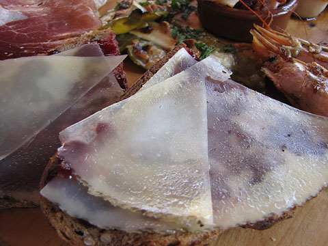 Les postres: llesca de pa de llavors i fuits secs, amb formatge i melmelada d'aranyons