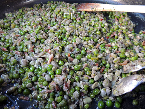 El xef Jordi Ribas cuinant les faves i pèsols