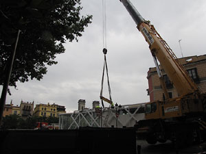 El Vol, espai gastronòmic. El muntatge sobre el riu Onyar