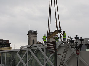 El Vol, espai gastronòmic. El muntatge sobre el riu Onyar