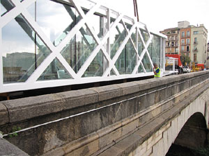 El Vol, espai gastronòmic. El muntatge sobre el riu Onyar