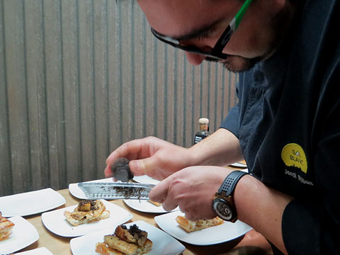 Jordi Ribas preparant els tastets