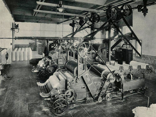 Interior de la secció de màquines per obrir i batre el cotó de la fàbrica Grober de Bescanó. 1942