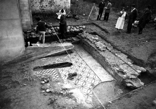 Mosaic bicolor i restes trobades a Montfullà. 1987
