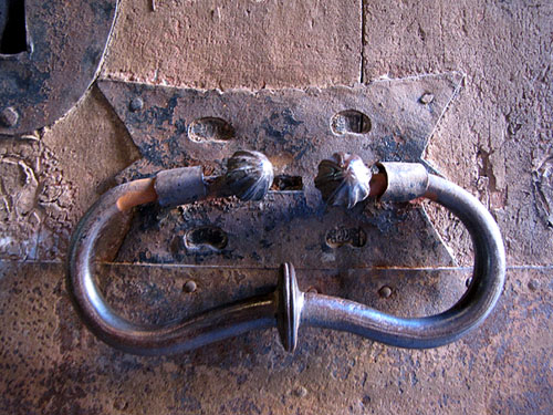 Detall del ferratge de la porta d'entrada de l'església de Sant Feliu