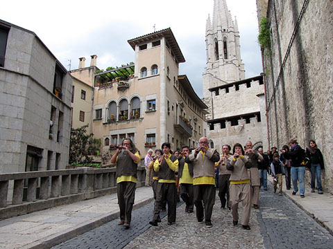 Els grallers de Fal·lera Gironina a la pujada de Sant Feliu, acompanyant els capgrossos