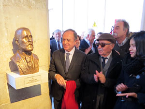 Inauguració d'un bust d'Agustí Riera i Pau, obra de Ció  Abellí a la Diputació de Girona