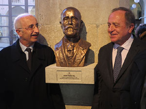 Inauguració d'un bust d'Agustí Riera i Pau, obra de Ció  Abellí a la Diputació de Girona