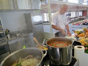 Mercat del Lleó. Sessió de cuina a l'Aula Gastronòmica a càrrec del xef Nir Zook