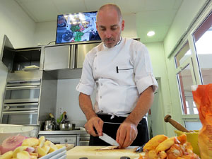 Mercat del Lle&oacute;. Sessi&oacute; de cuina a l'Aula Gastron&ograve;mica a c&agrave;rrec del xef Nir Zook