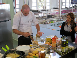 Mercat del Lle&oacute;. Sessi&oacute; de cuina a l'Aula Gastron&ograve;mica a c&agrave;rrec del xef Nir Zook