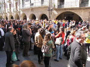 Enlla&ccedil;ats per la Llengua. La pla&ccedil;a del Vi