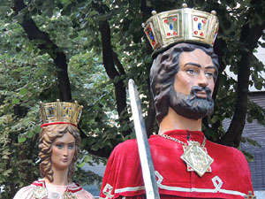 Escampillem. Nit de folk a Girona. Cercavila de gegants i capgrossos