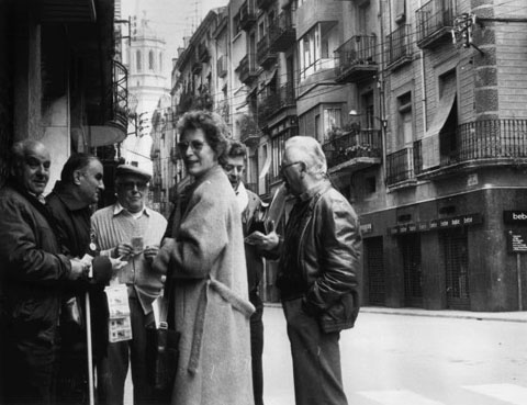 L'Agustí López, en Tinet de l'acordió venent cupons. 1987