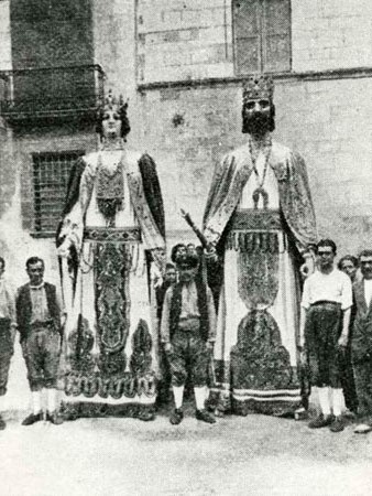 Parella de gegants a la plaça de la Catedral. 1900-1940