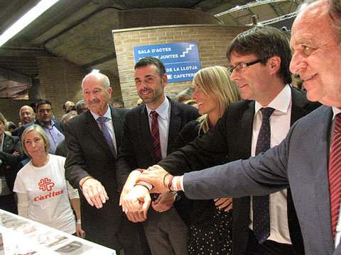 Visita a l'estand de Caritas després de la inauguració