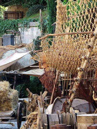 Detall de l'escenari muntat al carrer Ferran el cat&ograve;lic, davant els Banys &Agrave;rabs, que representa un mercat de mar