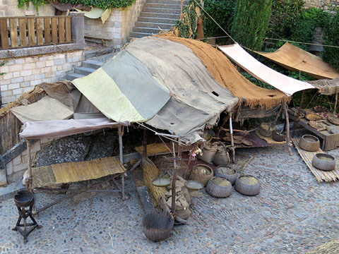 Detall de l'escenari muntat al carrer Ferran el cat&ograve;lic, davant els Banys &Agrave;rabs