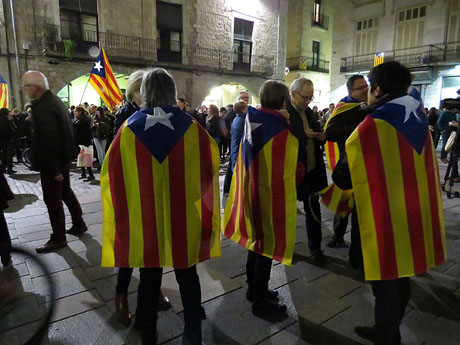 Concentraci&oacute; a la pla&ccedil;a del Vi per celebrar el nomenament de Carles Puigdemont com a candidat a la presid&egrave;ncia de la Generalitat de Catalunya