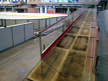 Preparació de la pista de gel a Fira de Girona