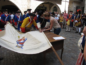 Clavetejat de la bandera a la pla&ccedil;a del Vi